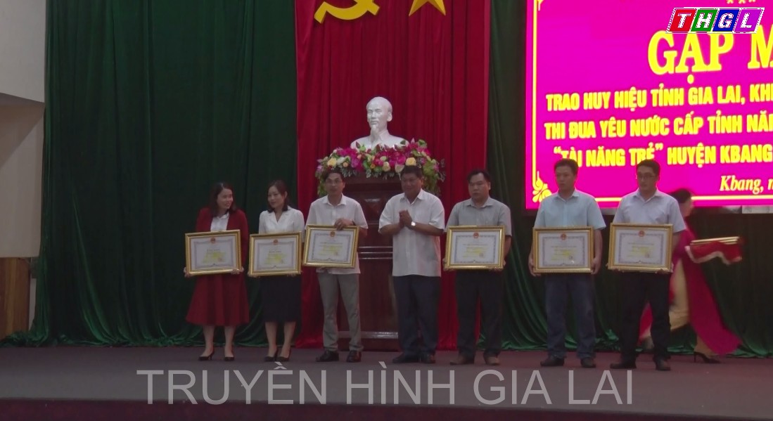 Kbang: 21 cá nhân vinh dự nhận Huy hiệu tỉnh Gia Lai