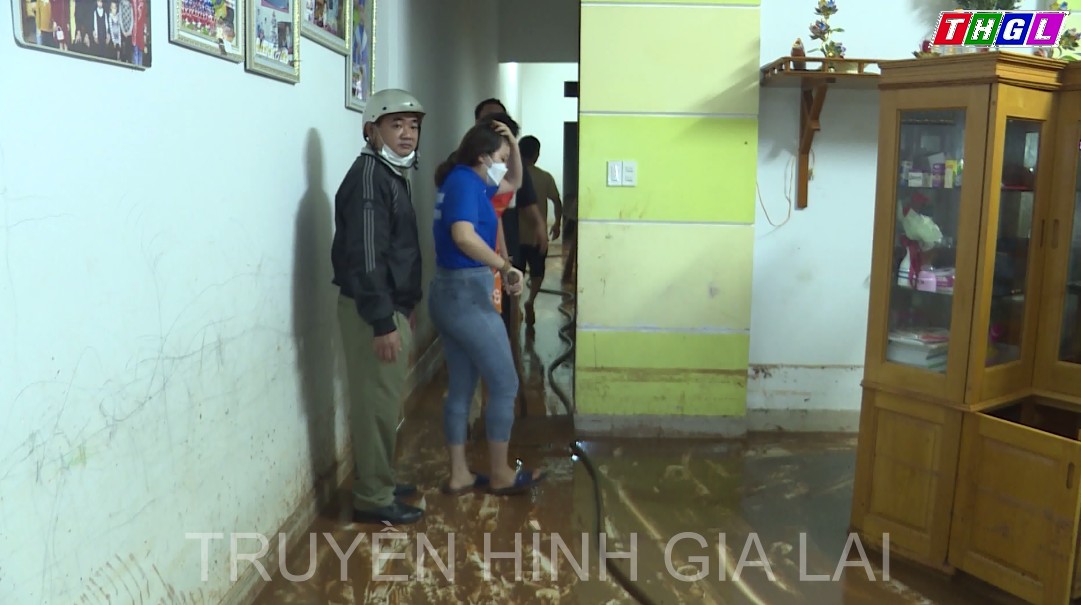 TP.Pleiku – Mưa lớn gây sập tường nhà dân và ngập ở nhiều tuyến đường