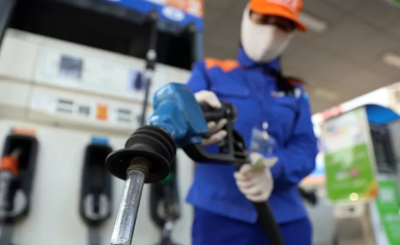 Giá xăng giảm mạnh