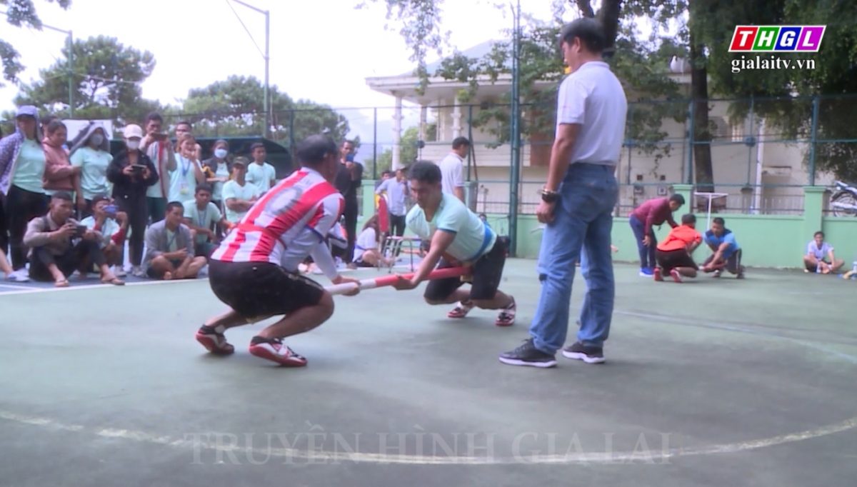 Puih Tum – Vận động viên tài năng  ở môn đẩy gậy