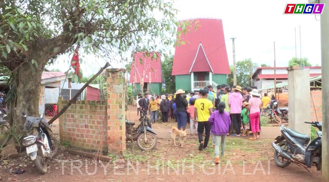 Làng Yăh mừng nhà rông mới