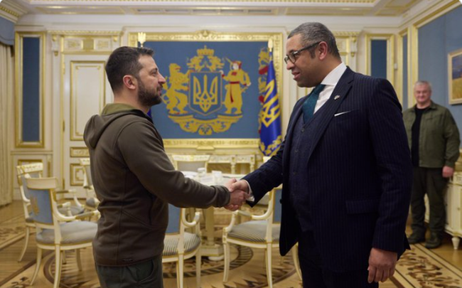 Ngoại trưởng Anh thăm Ukraine, cam kết viện trợ hàng triệu Bảng Anh