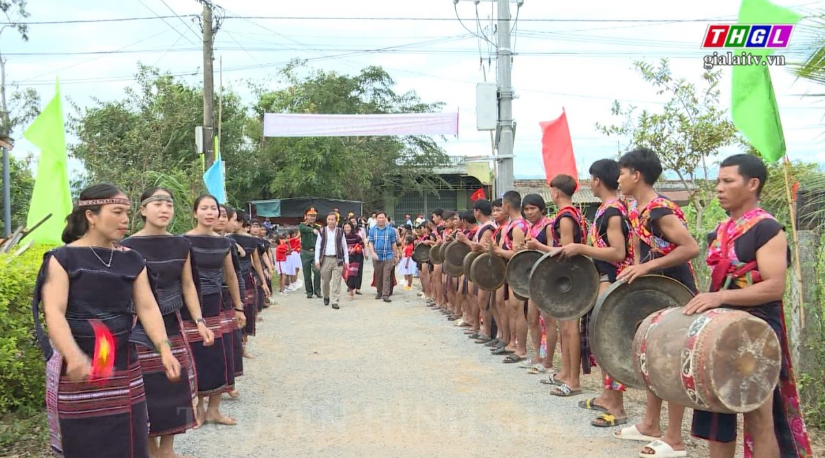 Trưởng Ban Tuyên giáo Tỉnh ủy Gia Lai Huỳnh Thế Mạnh dự Ngày hội Đại đoàn kết toàn dân tộc năm 2022 ở làng Kruối Chai, xã Yang Bắc, huyện Đak Pơ
