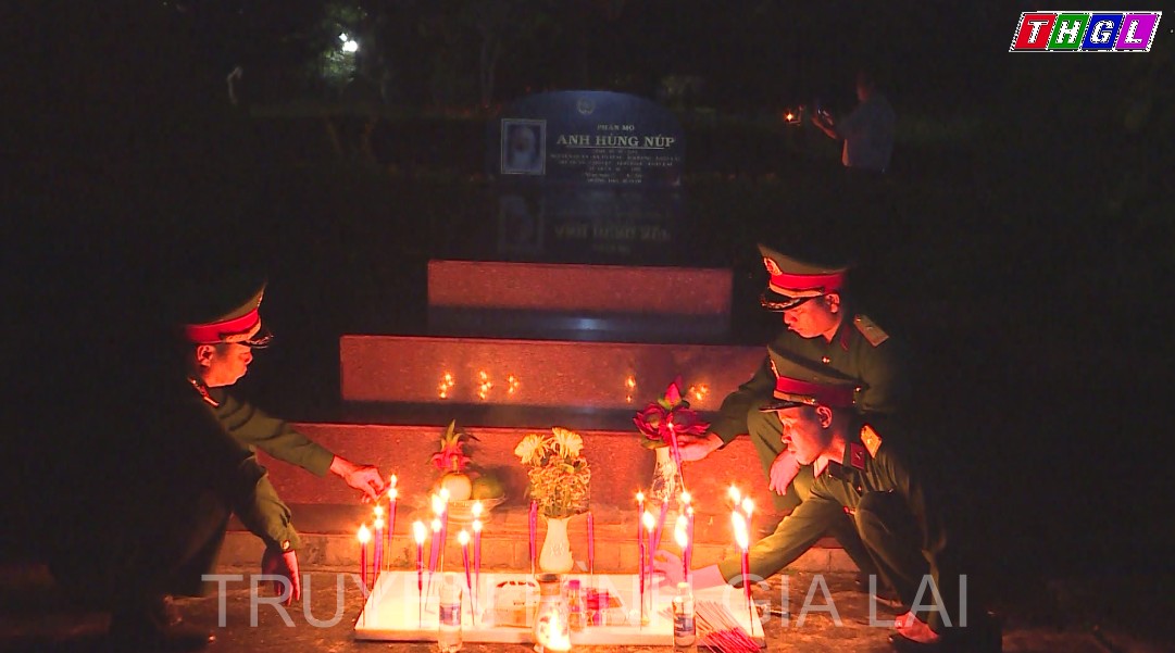 Ban liên lạc Cựu chiến binh Trung đoàn 143, Sư đoàn 315 tổ chức thắp nến tri ân tại Nghĩa trang Liệt sĩ tỉnh