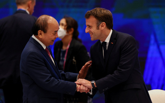 Chủ tịch nước mời Tổng thống Pháp thăm Việt Nam