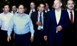 Thủ tướng Đức Olaf Scholz cùng Thủ tướng Phạm Minh Chính dạo bộ đêm Hồ Gươm