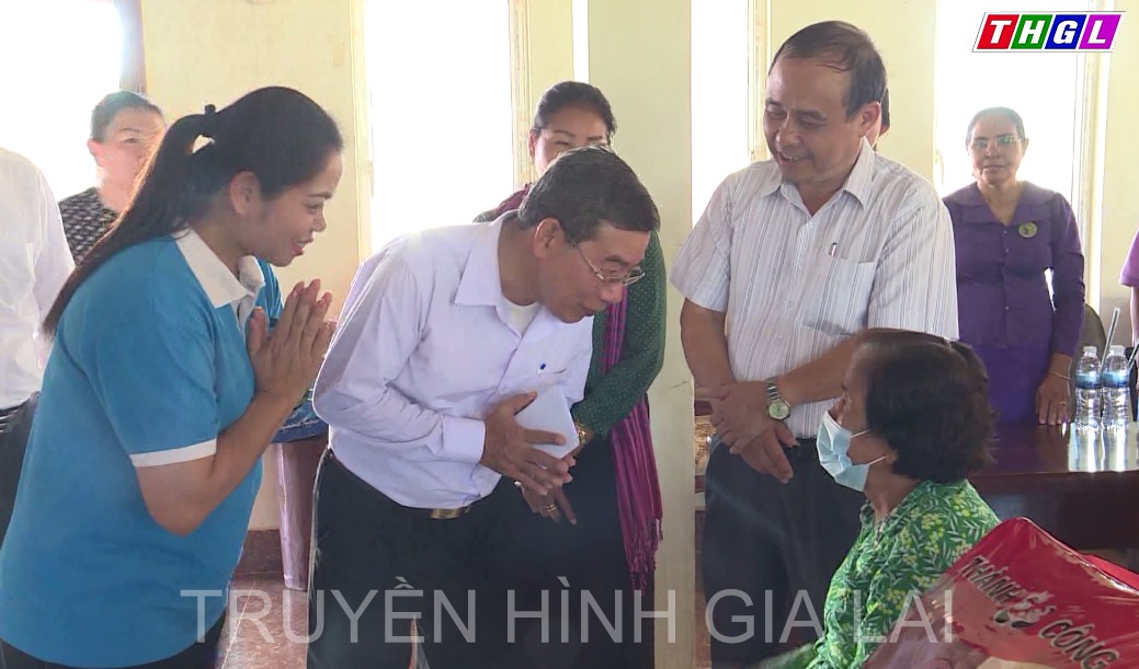 Hội LHPN tỉnh Gia Lai tặng 100suất quà cho các gia đình chính sách nuôi dưỡng quân tình nguyện Việt Nam tại tỉnh Ratanakiri và tỉnh Stung Treng,Vương quốc Campuchia