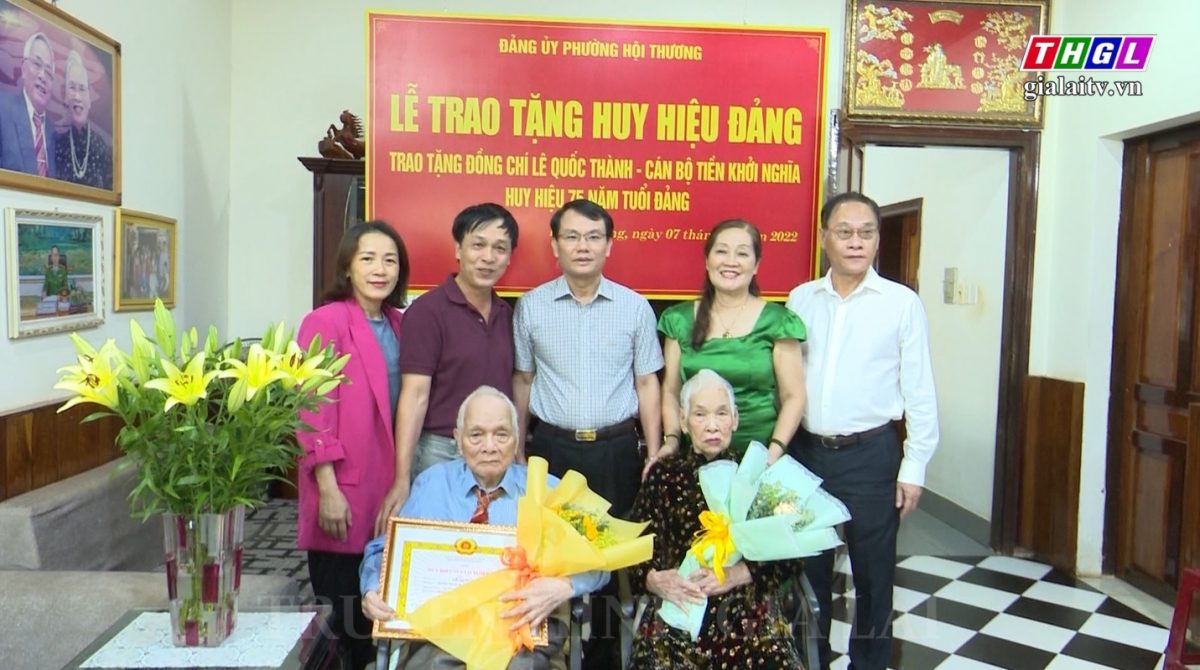 Bí thư Thành ủy Pleiku trao Huy hiệu 75 năm tuổi Đảng tại Đảng bộ phường Hội Thương