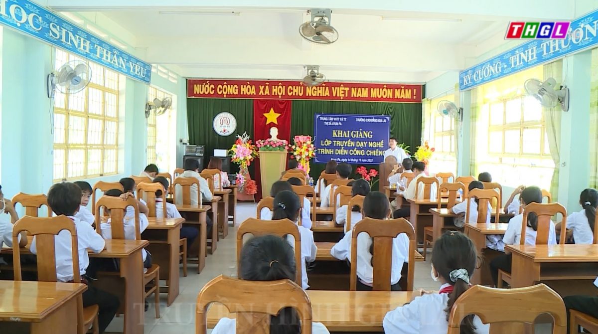 Thị xã Ayun Pa khai giảng lớp truyền dạy nghề trình diễn cồng chiêng