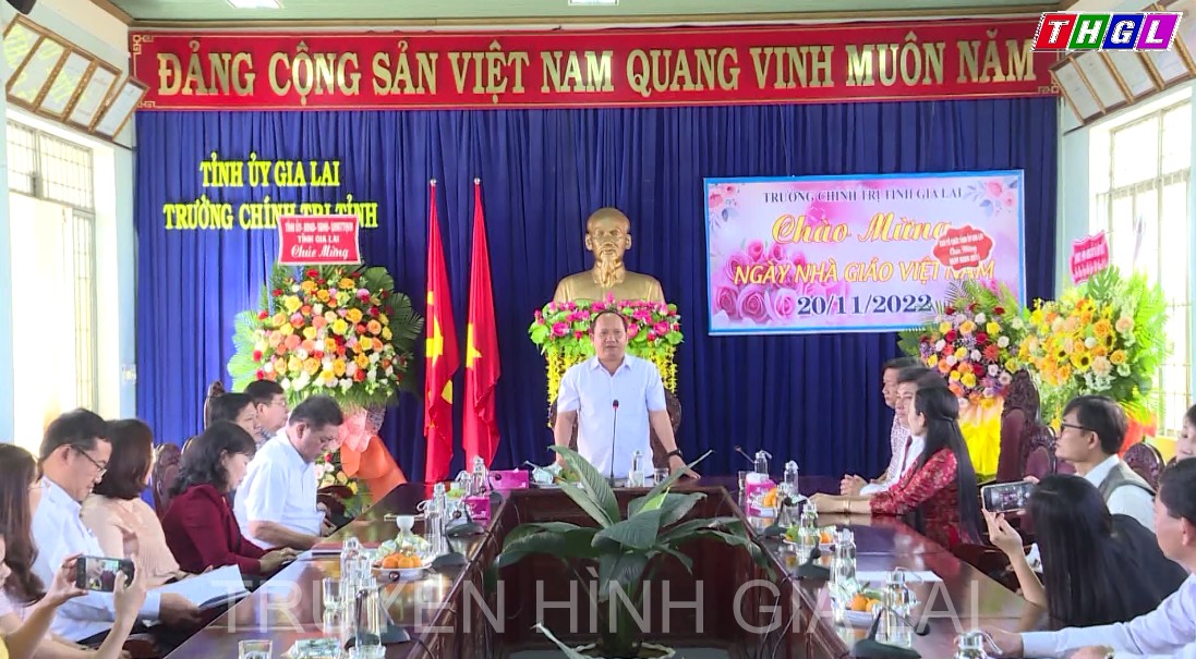 Phó Bí thư Tỉnh ủy Rah Lan Chung thăm, chúc mừng Ngày Nhà giáo Việt Nam tại Trường Chính trị tỉnh