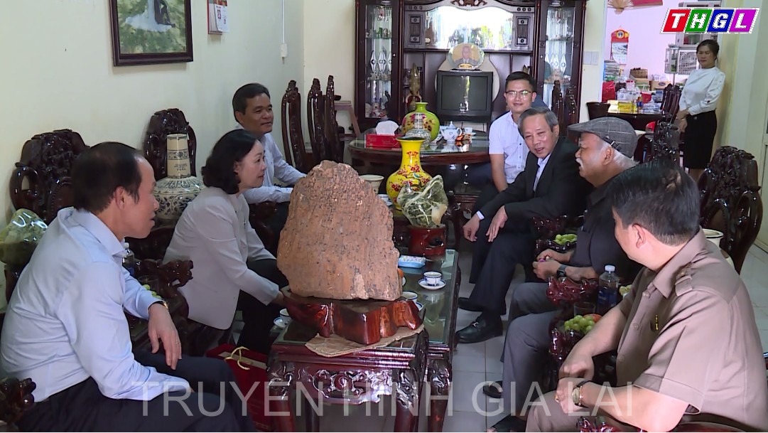 Đồng chí Trương Thị Mai – Ủy viên Bộ Chính trị, Bí thư Trung ương Đảng, Trưởng Ban Tổ chức Trung ương thăm, tặng quà các đồng chí nguyên Bí thư Tỉnh ủy Gia Lai