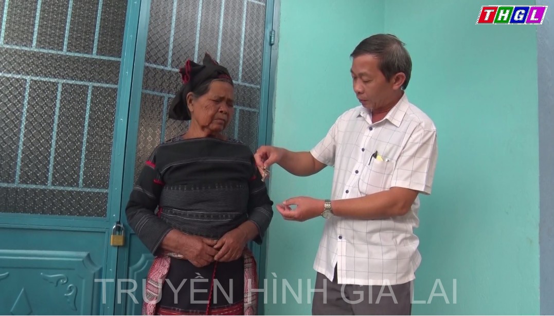 Đồng chí Huỳnh Thế Mạnh – Ủy viên Ban Thường vụ – Trưởng Ban Tuyên giáo Tỉnh ủy Gia Lai trao nhà tình nghĩa ở huyện Kbang