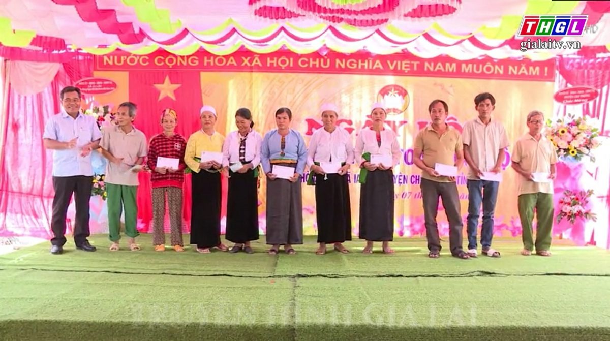 Bí thư Tỉnh ủy Hồ Văn Niên dự Ngày hội Đại đoàn kết toàn dân tộc tại thôn Hòa Bình (xã Ia Lâu, huyện Chư Prông)