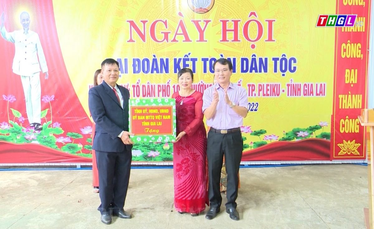 Bí thư Thành ủy Pleiku Trịnh Duy Thuân dự Ngày hội Đại đoàn kết toàn dân tộc tại Tổ dân phố 10, phường Yên Thế, TP. Pleiku