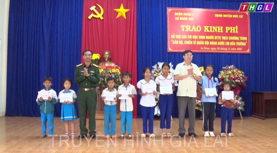 71 em học sinh dân tộc thiểu số tại 3 xã biên giới huyện Đức Cơ được Sư đoàn 320 hỗ trợ kinh phí học tập