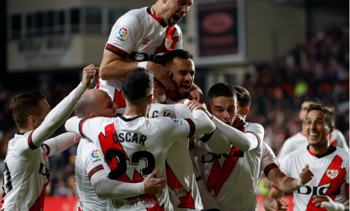 Real Madrid thất bại đầu tiên tại La Liga, mất ngôi đầu vào tay Barcelona