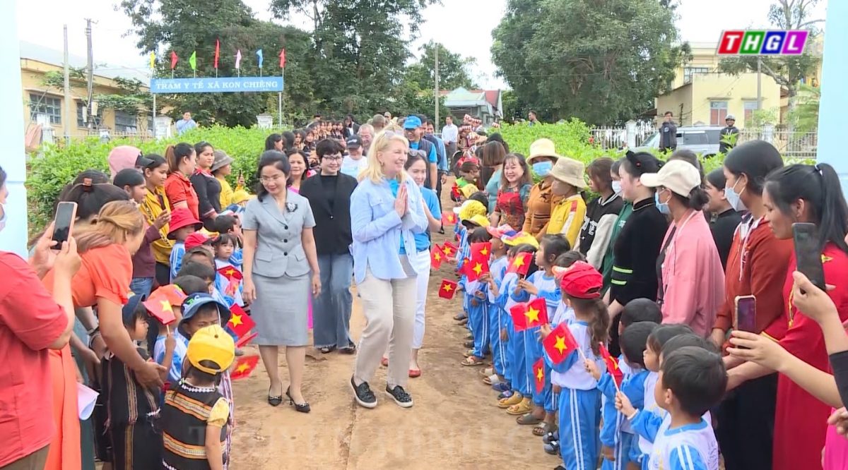 Tổng Giám đốc Điều hành UNICEF Catherine Russell khảo sát hoạt động chăm sóc trẻ em tại huyện Mang Yang