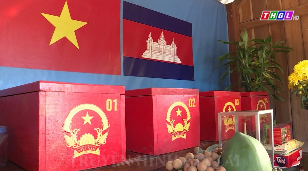 Đoàn công tác của tỉnh Gia Lai viếng các Liệt sỹ tại tỉnh Rattanakiri