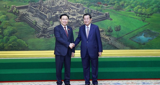 Chủ tịch Quốc hội Vương Đình Huệ hội kiến Thủ tướng Campuchia Hun Sen