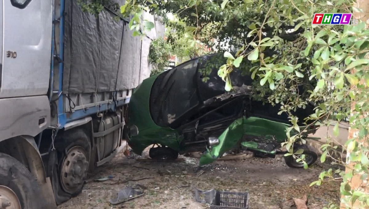 Xe tải chở dưa hấu nổ lốp trước, rất may không gây thiệt hại về người