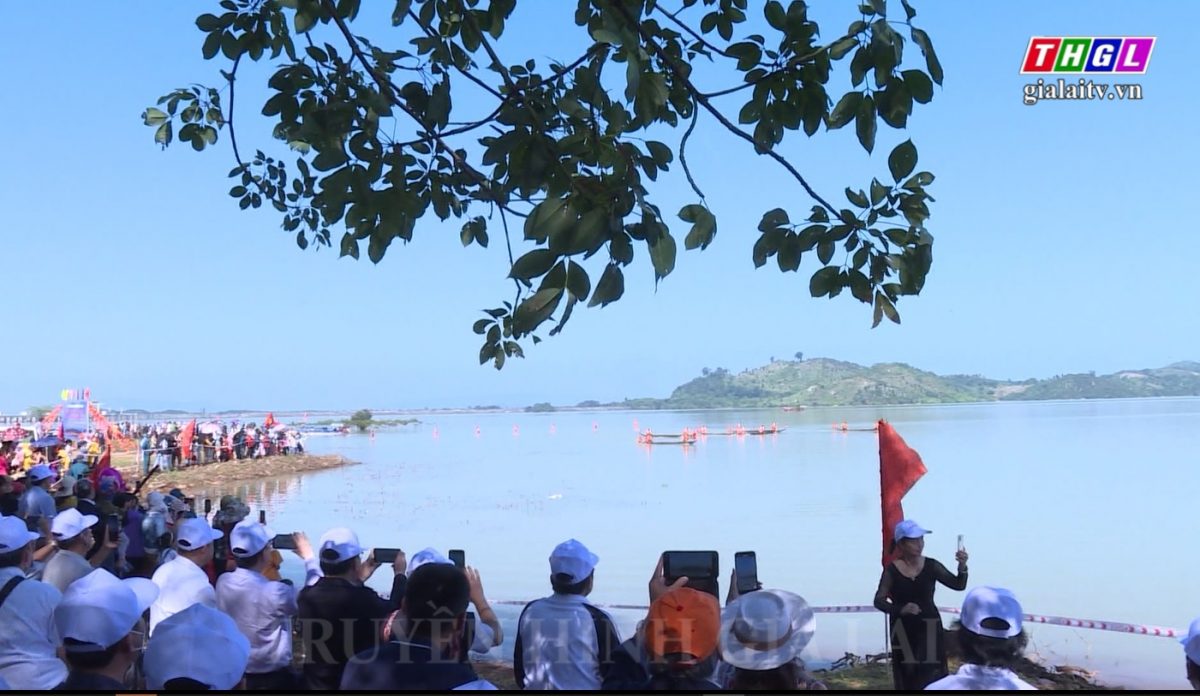 Rộn ràng ngày hội văn hoá trên sông Pô Cô