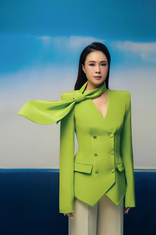 Sao Việt ngày 7/12: Hồng Diễm nổi bật với áo xẻ ngực tinh tế, cặp sinh đôi dễ thương nhà MC Thành Trung