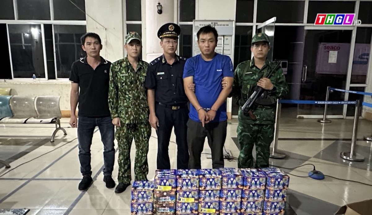 Bắt giữ đối tượng vận chuyển 58 hộp pháo trên tuyến biên giới Đức Cơ