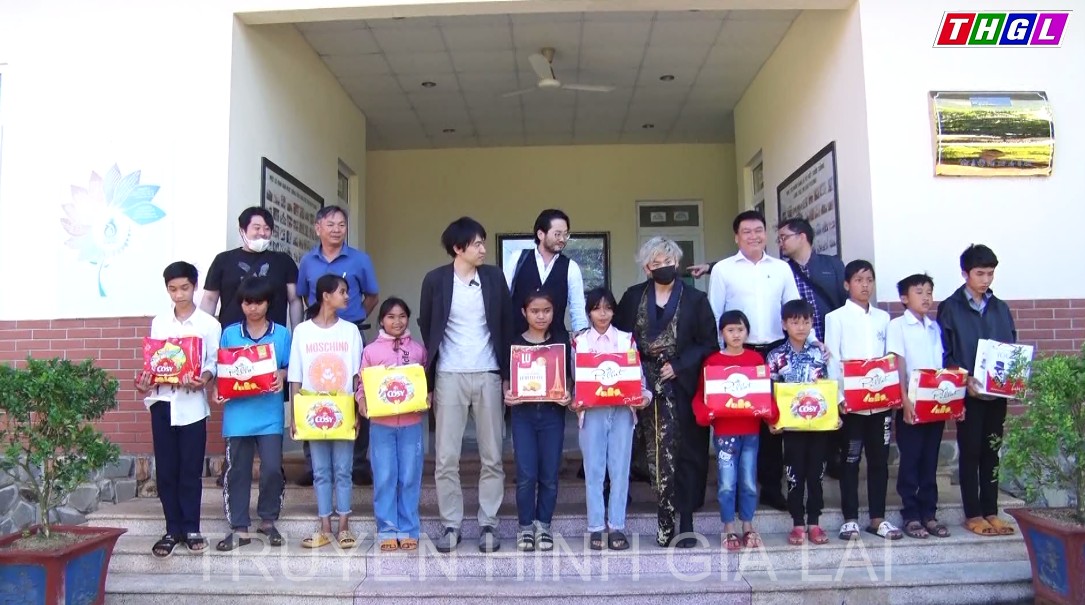 Tặng 90 phần quà cho trẻ em có hoàn cảnh khó khăn trên địa bàn TP. Pleiku