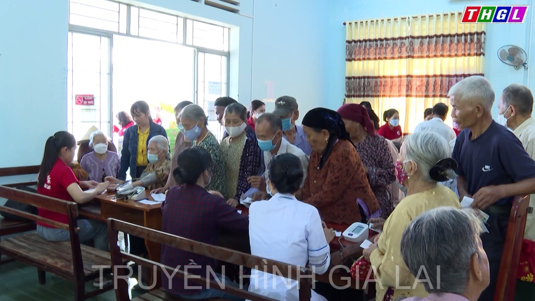 Khám, cấp thuốc miễn phí cho người dân tại xã Hiao, huyện Phú Thiện