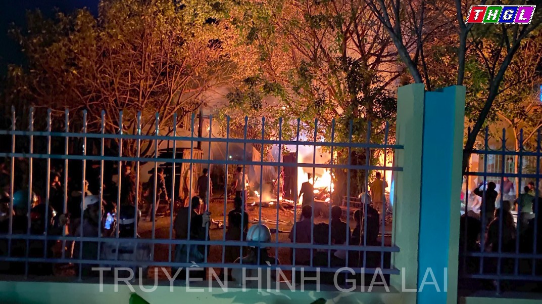 Cháy xưởng gỗ ở Phú Thiện vào ban đêm