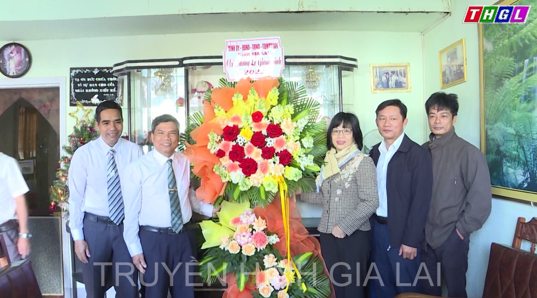 Lãnh đạo tỉnh Gia Lai thăm, tặng quà nhân dịp Lễ Giáng sinh năm 2022