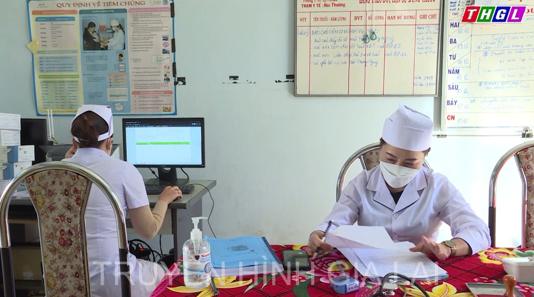 Mỏi mòn chờ dân đến tiêm vắc xin phòng Covid-19