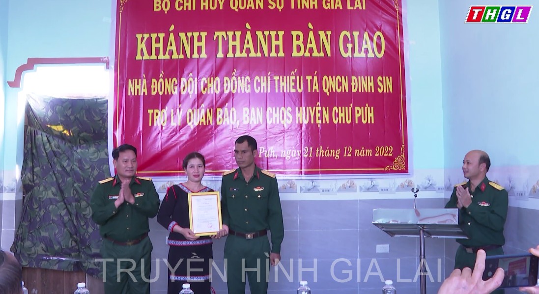 Bàn giao Nhà đồng đội