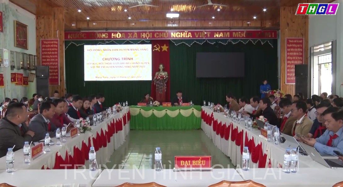 HĐND huyện Mang Yang tiếp xúc, đối thoại với trẻ em