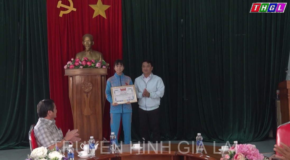 Tỉnh đoàn Gia Lai tặng Bằng khen cho VĐV đạt Huy chương vàng môn Karate tại Đại hội TDTT toàn quốc lần thứ IX, năm 2022