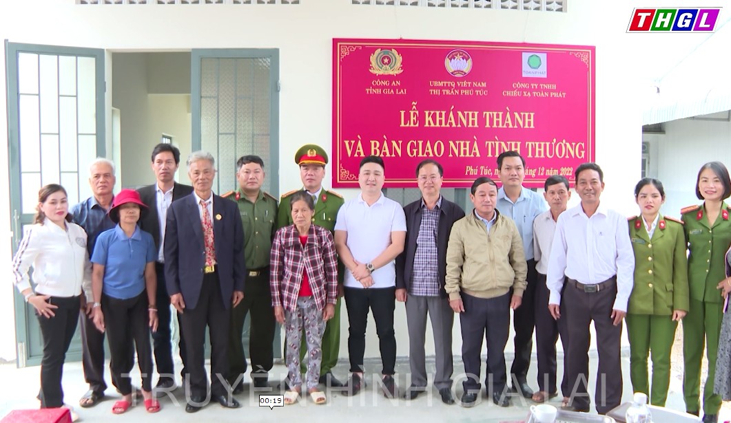 Trao tặng nhà và nhiều phần quà ý nghĩa