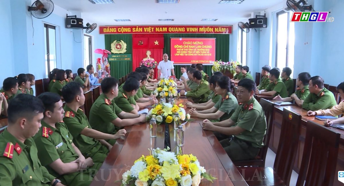 Phó Bí thư Tỉnh ủy Rah Lan Chung khen thưởng chiến công của Công an thị xã An Khê