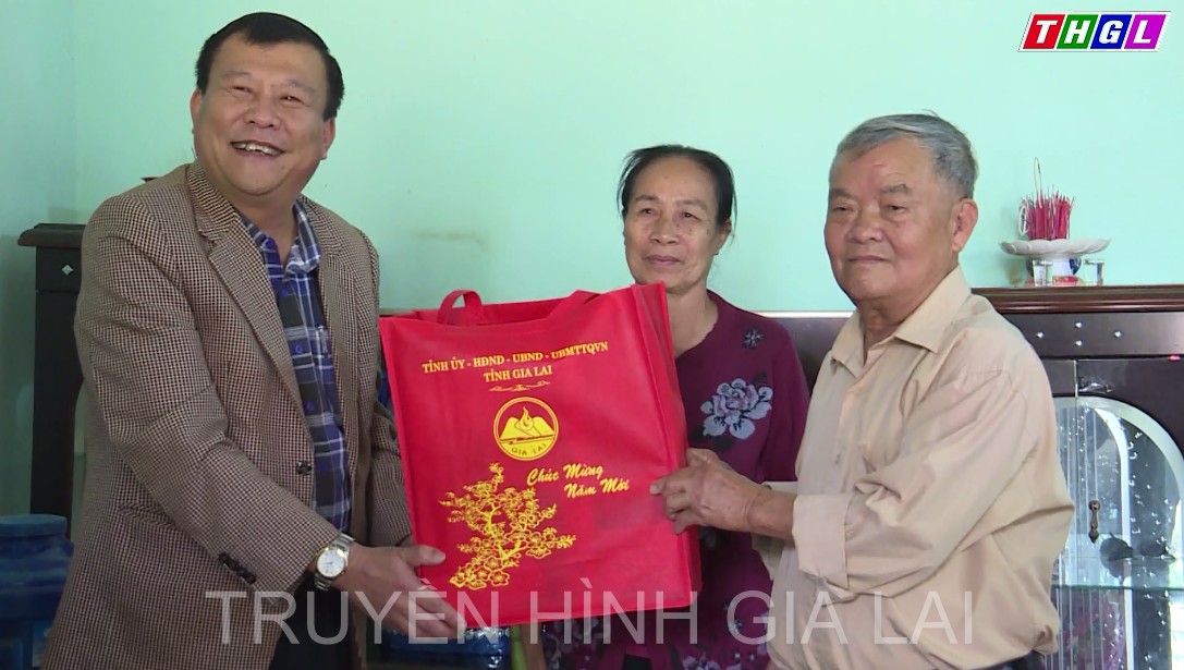 Đồng chí Thái Thanh Bình – Ủy viên BTV Tỉnh ủy, Chủ nhiệm UBKT Tỉnh ủy thăm, tặng quà Tết gia đình chính sách tại huyện Chư Păh