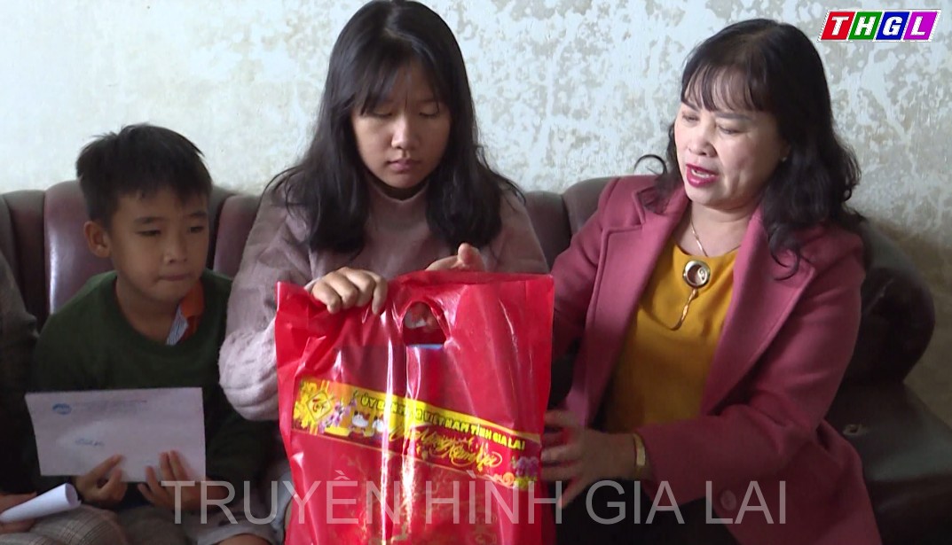 Bà Phạm Thị Lan – Phó Chủ tịch Thường trực  UBMTTQ Việt Nam tỉnh Gia Lai thăm và tặng quà Tết các hộ nghèo