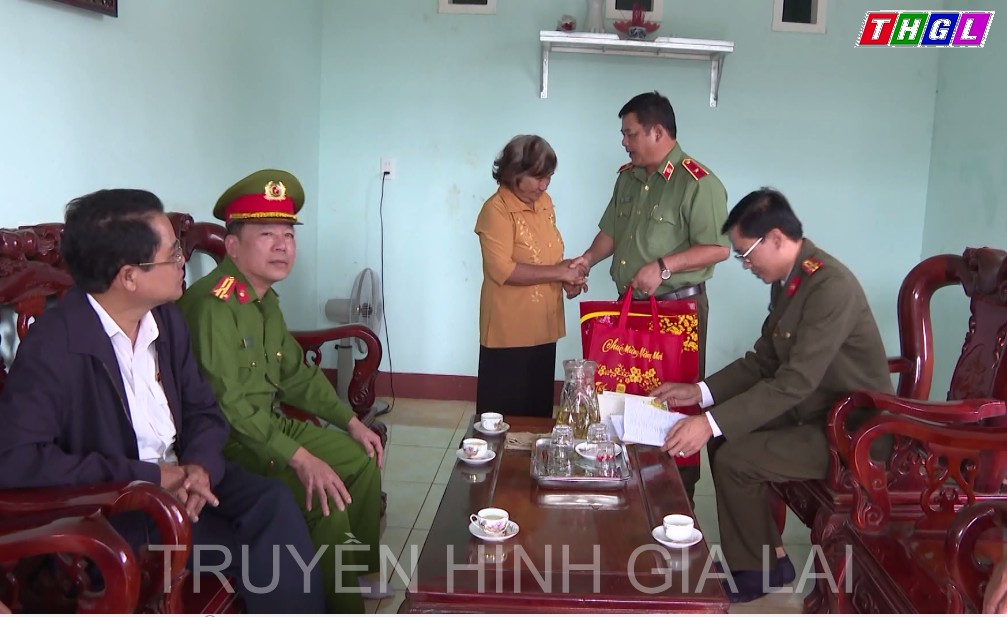 Đồng chí Rah Lan Lâm thăm, tặng quà gia đình chính sách, người có công tiêu biểu