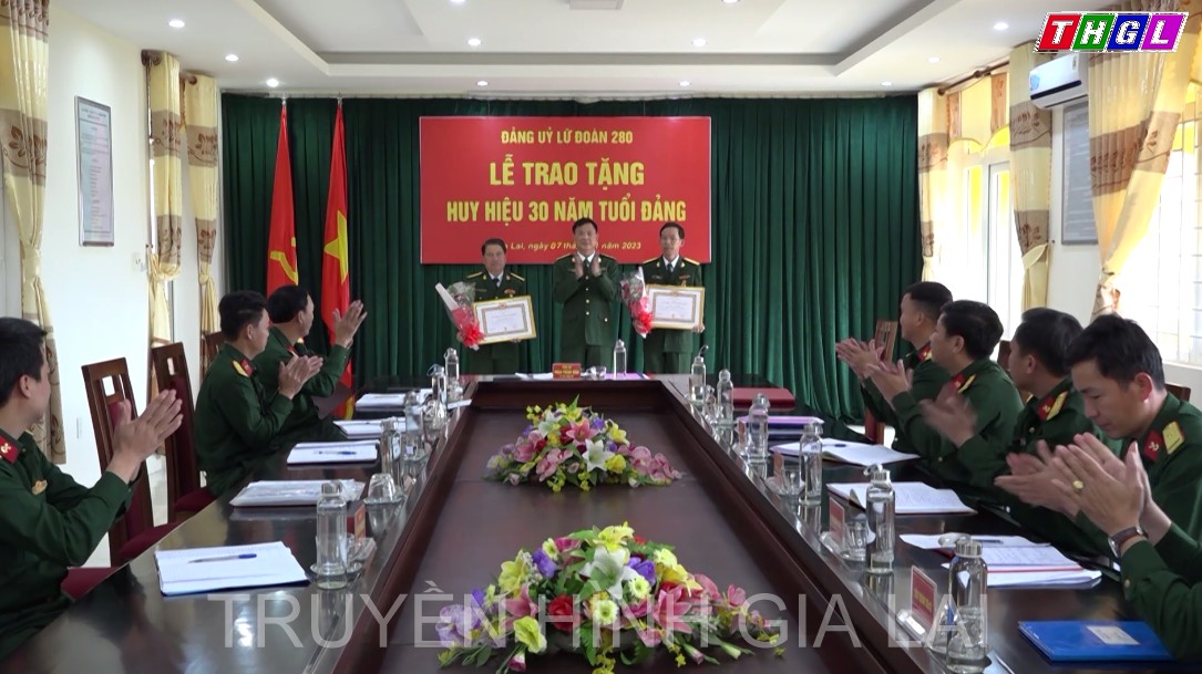 Đảng ủy Lữ đoàn 280 trao tặng Huy hiệu 30 năm tuổi Đảng