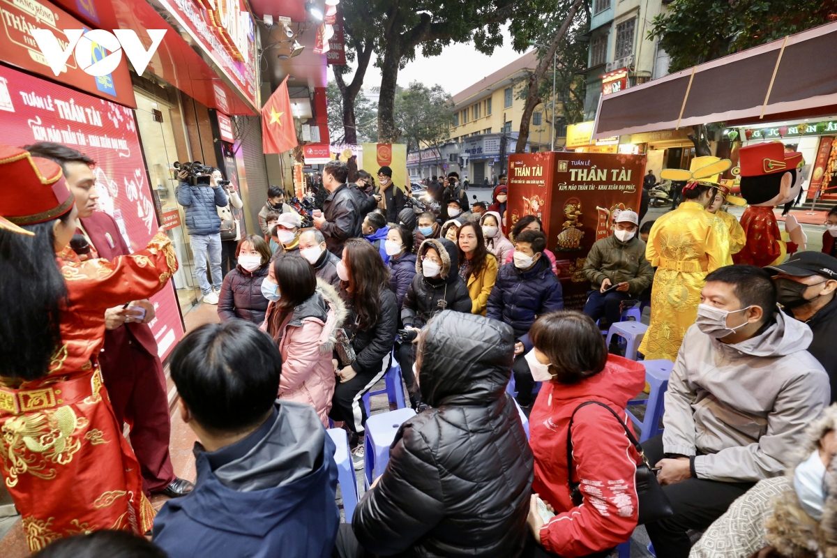 Chen chân xếp hàng nhận phiếu mua vàng ngày Vía Thần tài