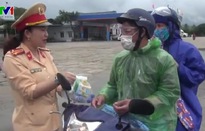 Cảnh sát giao thông tiếp đồ ăn, thức uống cho người dân quay trở lại làm việc sau Tết