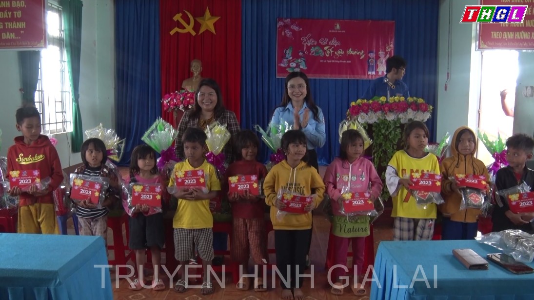 Hội đồng đội Trung ương trao tặng 50 suất quà cho thiếu nhi nghèo ở xã Ia Ko, huyện Chư Sê