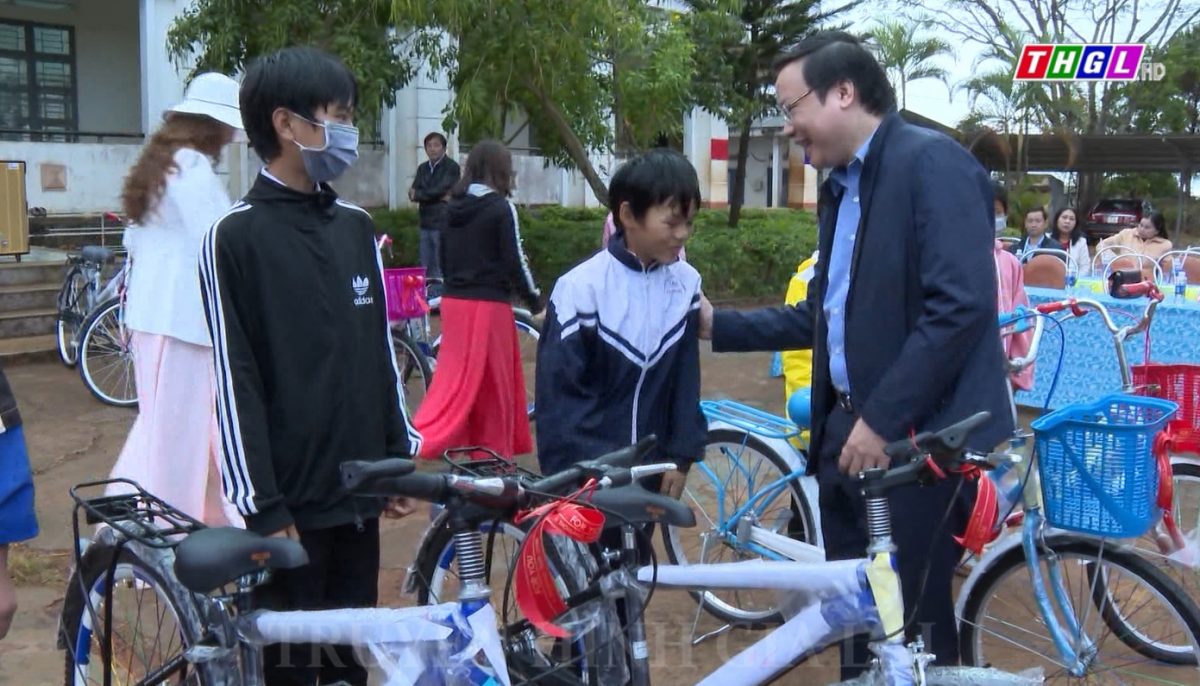 Chủ tịch UBND tỉnh Gia Lai tặng quà cho học sinh có hoàn cảnh khó khăn  tại xã Gào, Tp. Pleiku