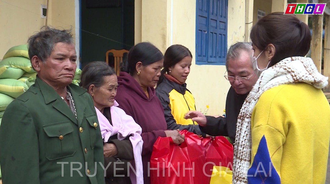 Sở Kế hoạch và Đầu tư tặng quà Tết cho hộ nghèo tại xã Đăk Rong