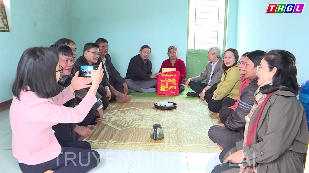 Đồng chí Huỳnh Thế Mạnh thăm, chúc tết, tặng quà các gia đình chính sách nhân dịp Tết Nguyên đán Quý Mão 2023