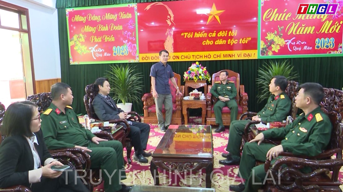 Bí thư Thành ủy Pleiku Trịnh Duy Thuân thăm, chúc tết các đơn vị quân đội, công an
