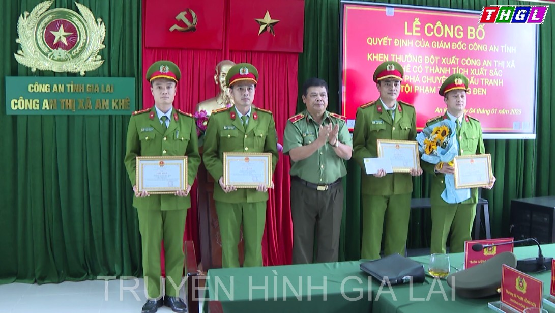 Giám đốc Công tỉnh Gia Lai khen thưởng nóng vụ triệt phá nhóm đối tượng cho vay nặng lãi