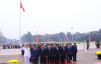 Đại biểu Quốc hội vào Lăng viếng Chủ tịch Hồ Chí Minh